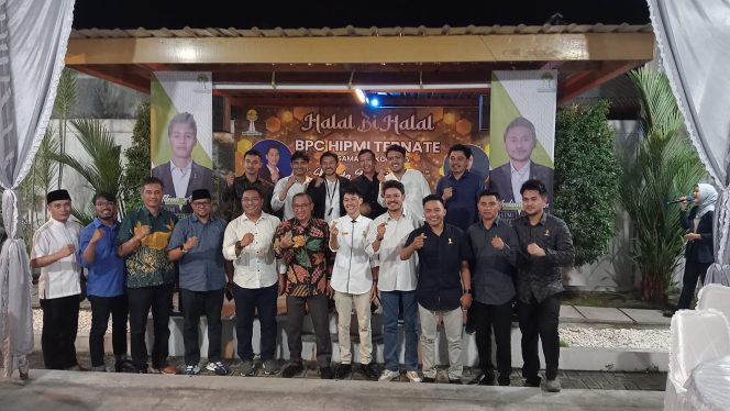 
 Foto bersama Walikota Ternate dan Pengurus HIPMI Ternate serta para tamu undangan lainnya.